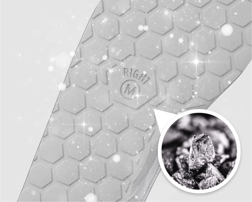 Plantilla Akusoli con su innovador recubrimiento de plata antimicrobiano para máxima frescura, higiene y prevención de olores en los pies.